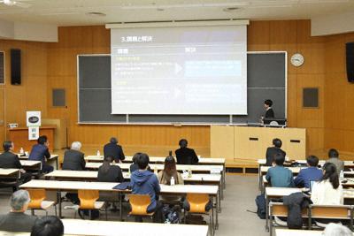 ビジネスプランコンテストの最終審査でプレゼンテーションする参加者