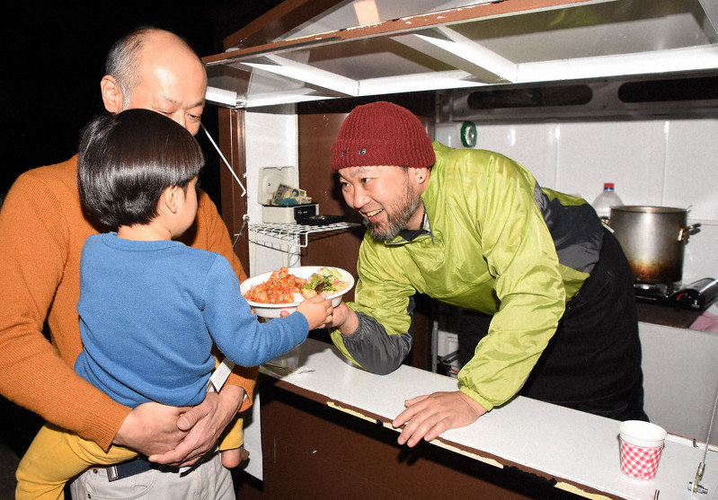 子どもみんなで支える 熊谷のｎｐｏ あいだ 移動式食堂 が始動 キッチンカーで訪問 埼玉 毎日新聞