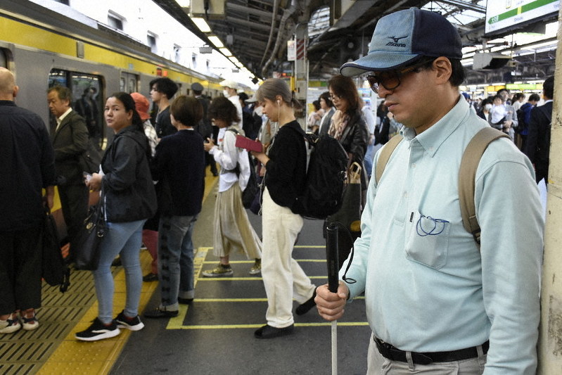 過去に転落したというホームに立つ八代啓吾さん=JR新宿駅で2019年11月1日午後3時19分、安達恒太郎撮影