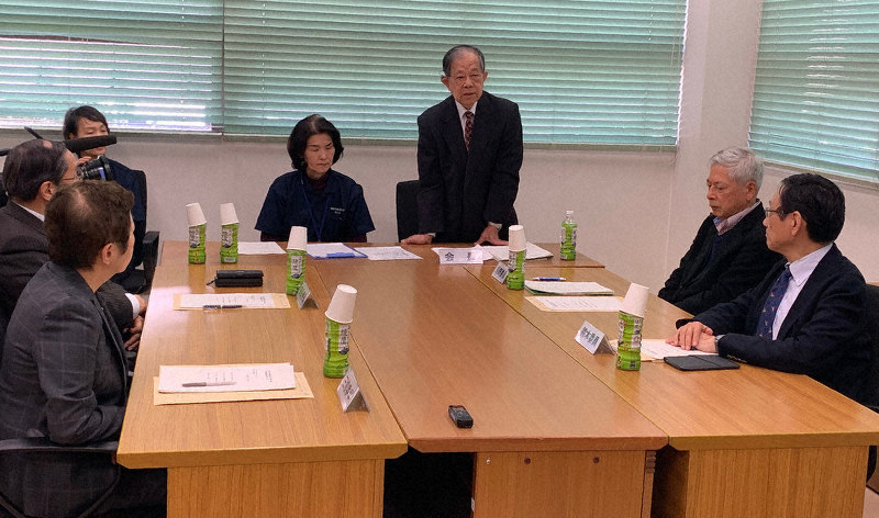 被爆者代表の選出について話し合う審査会の委員ら