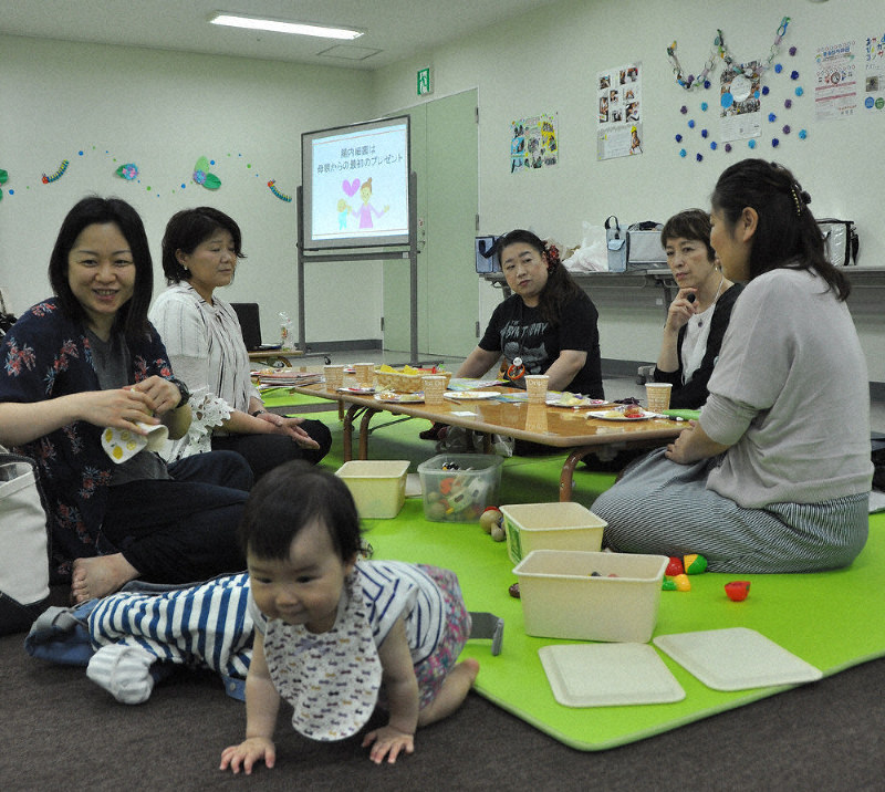 担い手らが集う名古屋市の「ダブルケアカフェ」。同じ立場の人同士が共感し合えるこうした場は、全国的に広がりつつある=名古屋市中区で2019年7月、加藤沙波撮影