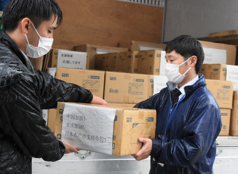 マスクを詰めた段ボール箱をトラックに積み込む市職員=水戸市役所で2020年1月28日午後1時37分、川崎健撮影