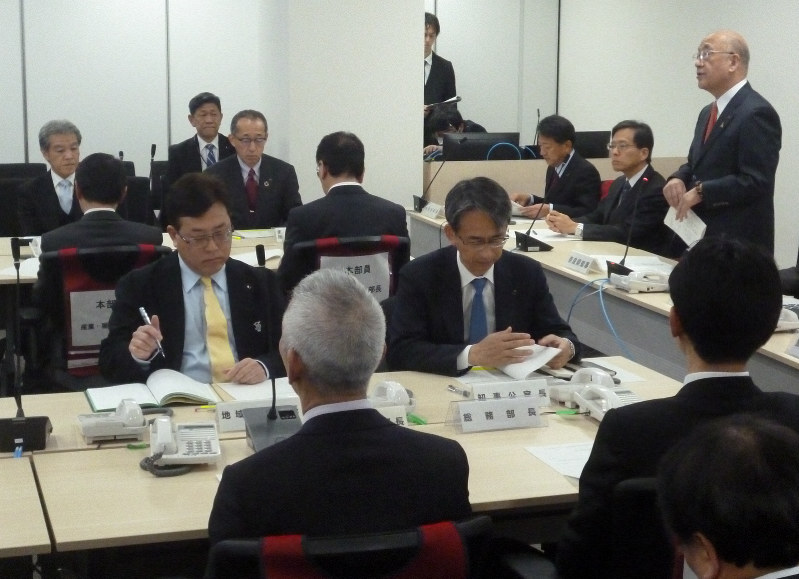 「新型コロナウイルス感染症対策本部会議」であいさつする荒井正吾・奈良県知事(右)=奈良県庁で2020年1月29日午前9時9分、新宮達撮影