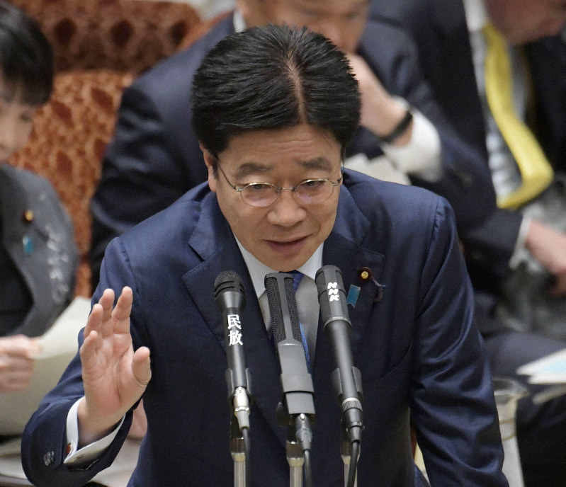 参院予算委員会で新型コロナウイルスによる肺炎の感染拡大への対応について答弁する加藤勝信厚生労働相=国会内で2020年1月29日午前10時33分、川田雅浩撮影