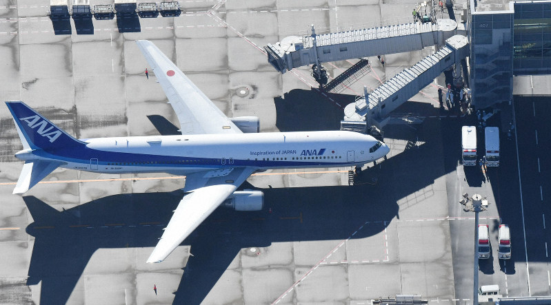中国・武漢から到着したチャーター機=羽田空港で2020年1月29日午前9時38分、本社ヘリから藤井達也撮影