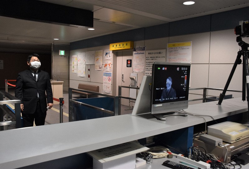 国内での新型肺炎の感染拡大を防ぐため、サーモグラフィーでの体温検査を徹底する仙台空港の検疫所=宮城県名取市、岩沼市で2020年1月29日午後4時22分、藤田花撮影