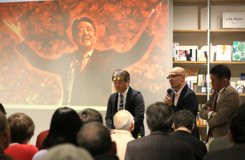 「汚れた桜『桜を見る会』疑惑に迫った49日」の出版記念イベントで、取材の舞台裏などについて語る(左から)江畑佳明、大場伸也、吉井理記の3記者=東京都渋谷区で2020年1月29日午後8時16分、喜屋武真之介撮影