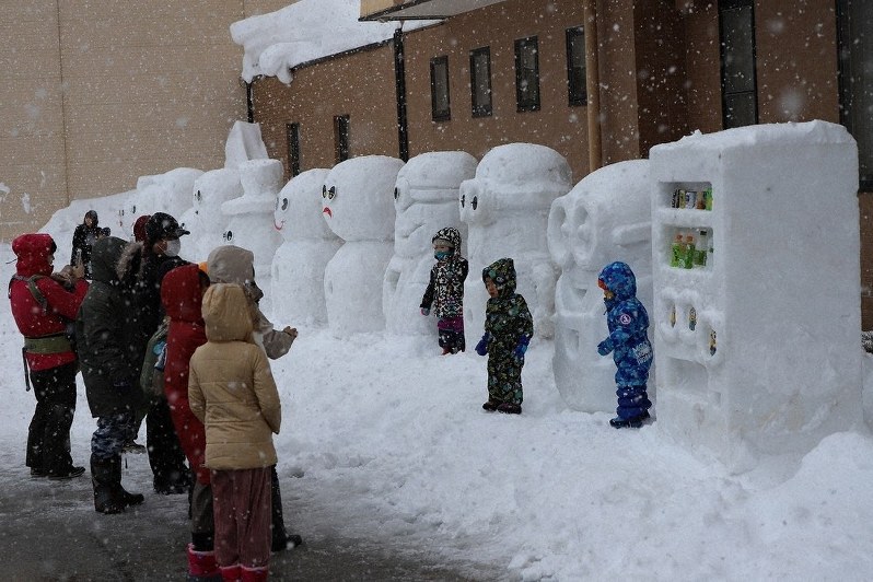 例年は趣向をこらした雪像が並ぶ白山市桑島地区の雪だるままつりの会場=雪だるままつり実行委員会提供