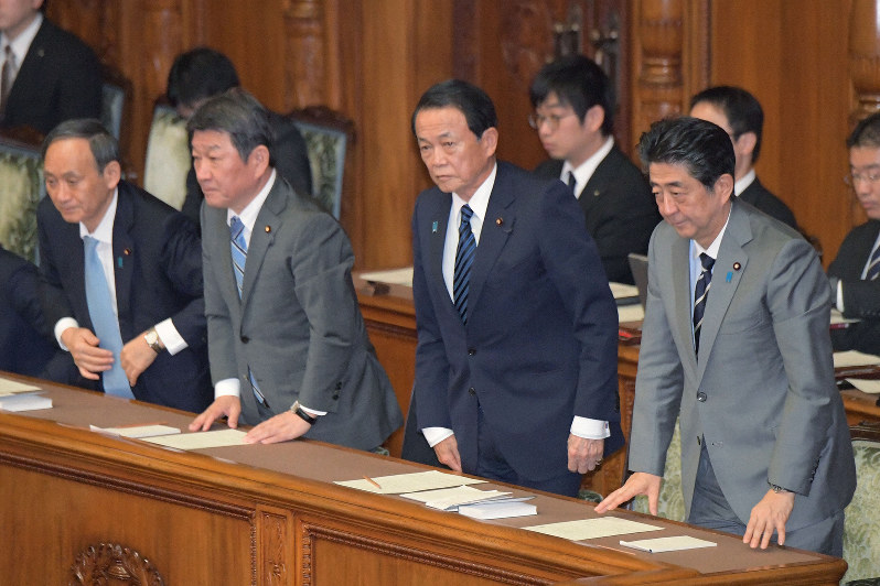 参院本会議で2019年度補正予算が与党などの賛成多数で可決、成立し、一礼する（右から）安倍晋三首相、麻生太郎副総理兼財務相、茂木敏充外相、菅義偉官房長官＝国会内で2020年1月30日午後7時50分、川田雅浩撮影