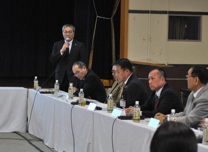 県原子力環境安全連絡協議会で謝罪する脇山町長(左)=玄海町で2020年1月29日、関東晋慈撮影