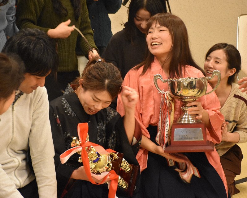 姉妹で取った悲願の頂点 競技かるた日本一 本多新クイーンの決意 毎日新聞