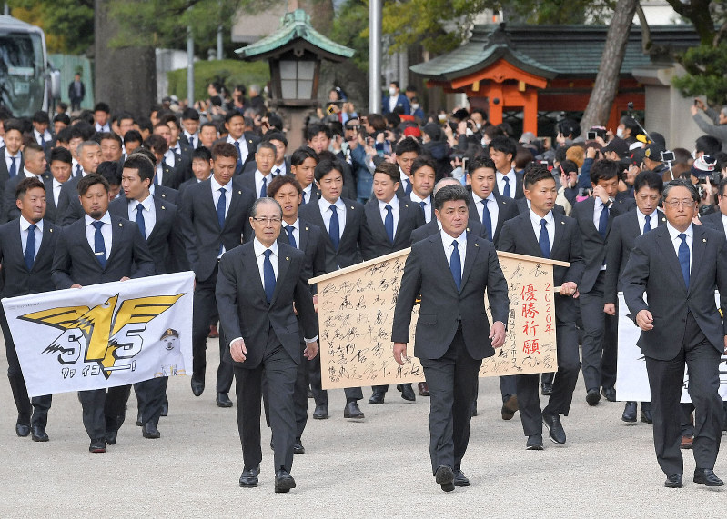 必勝祈願に向かうソフトバンクの(前列左から)王貞治会長、工藤公康監督ら選手、スタッフ=福岡市東区の筥崎宮で2020年1月30日午前9時56分、津村豊和撮影