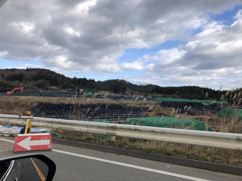 福島県内を車で走るとフレコンバッグの仮置き場が目に入る=同県大熊町で2019年12月8日、井口慎太郎撮影