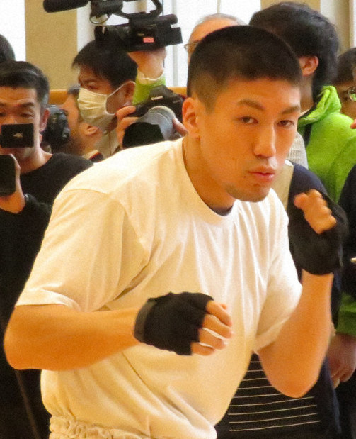 シャドーボクシングをする成松大介選手=東京都板橋区で28日、倉沢仁志撮影