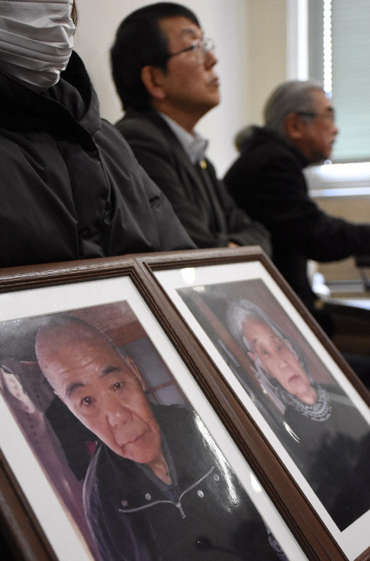 亡くなった大森仲男さんと勝子さんの遺影を手に記者会見に臨む長女(左)=松山市一番町4の愛媛県庁で2020年1月31日午前11時3分、中川祐一撮影