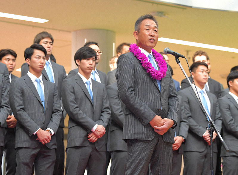 宮崎空港に到着し、あいさつする西武の辻監督=宮崎市で2020年1月31日午後2時8分、徳野仁子撮影