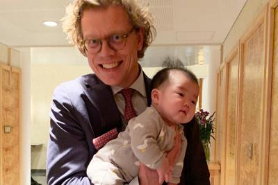 「いつもこうやって子供を連れていた」と話すヘーグベリ大使＝スウェーデン大使館で1月14日、石山絵歩撮影