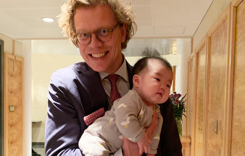 「いつもこうやって子供を連れていた」と話すヘーグベリ大使=スウェーデン大使館で1月14日、石山絵歩撮影