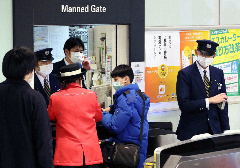 新型コロナウイルス警戒でマスク姿で乗客の対応をする駅員=大阪・南海難波駅で1月31日午後4時5分、幾島健太郎撮影