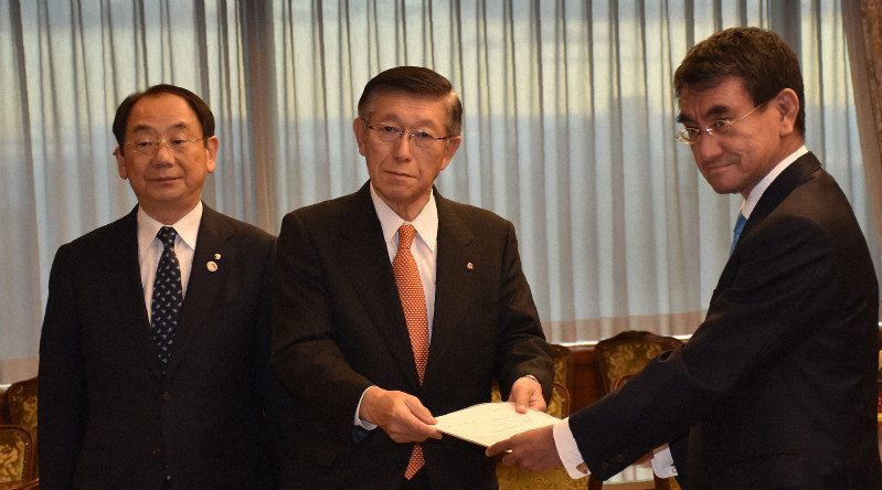 河野太郎防衛相（右）に申し入れ書を手渡す佐竹知事（中央）と穂積志秋田市長＝防衛省で2020年1月31日、高野裕士撮影