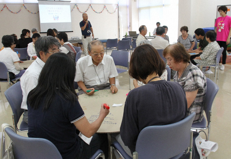 認知症カフェの運営者らが参加した意見交換会=姫路市で2019年9月6日、幸長由子撮影