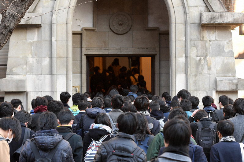 大学入試センター試験の会場に向かう受験生=東京都文京区の東京大学で2019年1月19日午前8時12分、竹内紀臣撮影