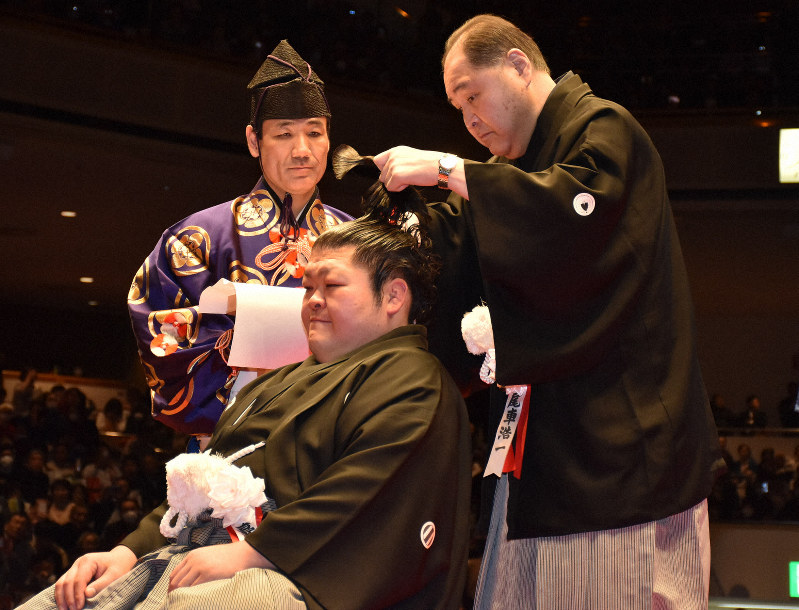 豪風が引退相撲 長男一本背負いに うれしい黒星 秋田出身力士で幕内歴代最多勝 毎日新聞