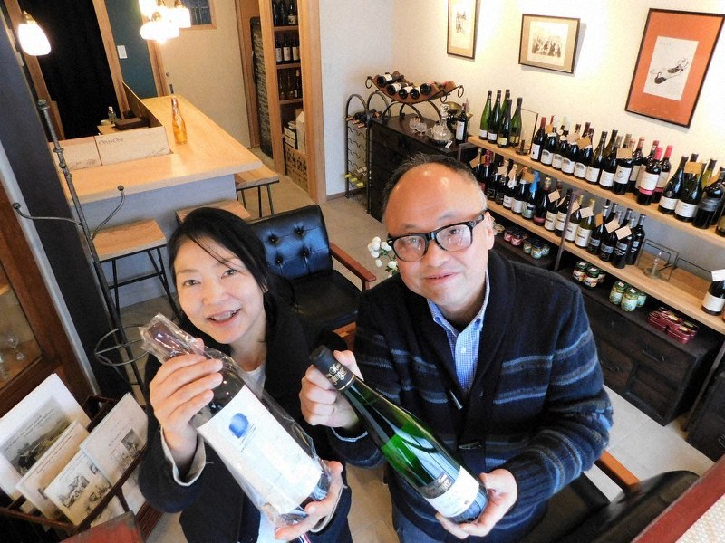 「みちかけ葡萄酒店」で白ワイン「リースリング」を持つ成相雅則さん(右)と赤ワイン「オーパス・ワン」を手にする妻淑子さん=豊岡市出石町魚屋で、村瀬達男撮影