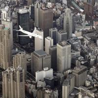 羽田空港の新飛行ルートの実機飛行確認が始まり、都心上空を飛行する航空機＝東京都渋谷区で２０２０年２月２日午後４時４９分、本社ヘリから