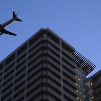 天王洲地区上空を飛んで羽田空港へと向かう旅客機＝東京都品川区で２０２０年２月２日午後５時２１分、北山夏帆撮影