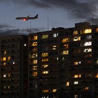 新しい飛行ルートで羽田空港へと向かう旅客機（左上）＝東京都品川区で２０２０年２月２日午後５時４４分、北山夏帆撮影