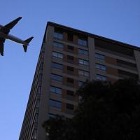 天王洲地区上空を飛んで羽田空港へと向かう旅客機＝東京都品川区で２０２０年２月２日午後５時２０分、北山夏帆撮影