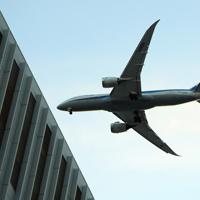 天王洲地区上空を飛び羽田空港へと向かう旅客機＝東京都品川区で２０２０年２月２日午後５時８分、北山夏帆撮影