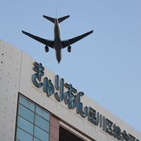 大井町駅周辺の上空を飛ぶ旅客機＝東京都品川区で２０２０年２月２日午後５時３分、尾籠章裕撮影