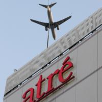 大井町駅上空を飛ぶ旅客機＝東京都品川区で２０２０年２月２日午後４時５５分、尾籠章裕撮影