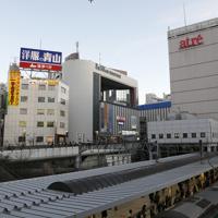 大井町駅上空を飛ぶ旅客機＝東京都品川区で２０２０年２月２日午後５時、尾籠章裕撮影