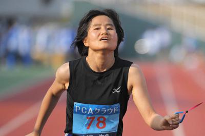 視覚障害選手の部女子（T11）で世界記録を更新しフィニッシュする井内菜津美＝大分市営陸上競技場で2020年2月2日、徳野仁子撮影