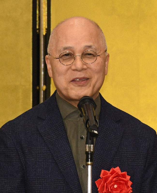 毎日芸術賞を受賞しスピーチする逢坂剛さん=東京都文京区で2020年1月24日、根岸基弘撮影