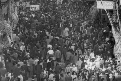 １９６２年の東京・浅草六区。映画館や劇場などが建ち並び、大にぎわいだった