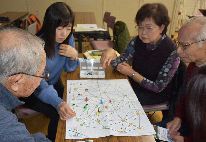ボードゲームに挑戦する人たち=宇都宮市で2019年12月19日午前10時35分、萩原桂菜撮影