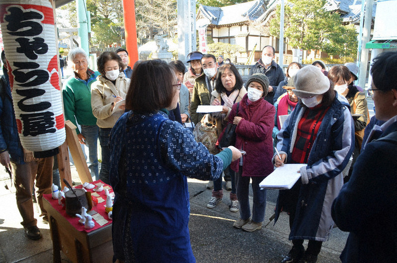 民芸品の説明方法を学ぶ参加者=千葉県一宮町の玉前神社前で