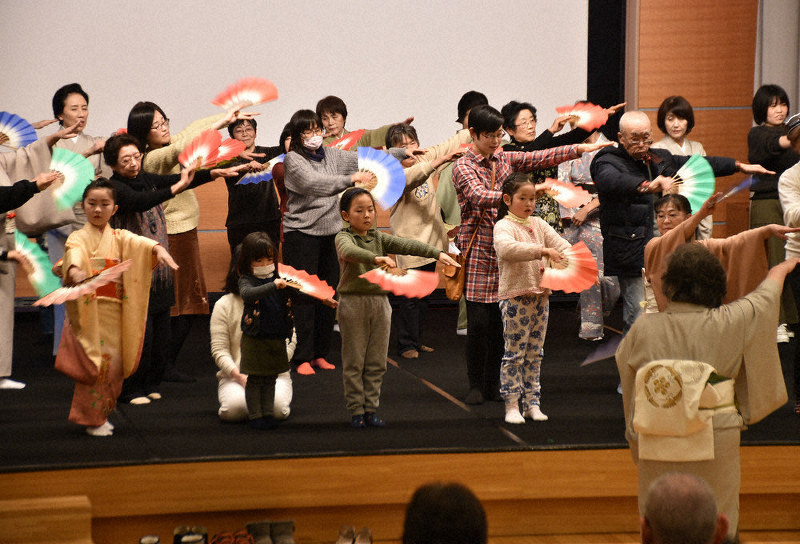 美しい所作 親子連れら学ぶ 日本舞踊の体験会 金沢 石川 毎日新聞