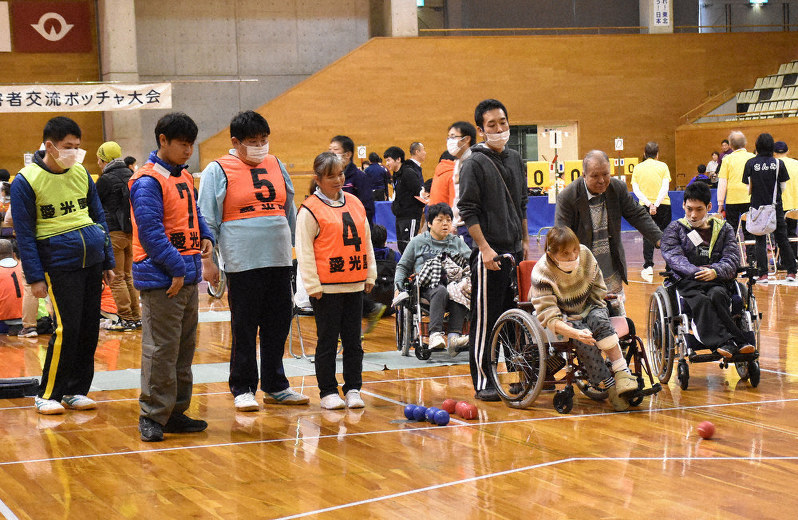 県内の障害者がボッチャで交流 山口 山口 毎日新聞