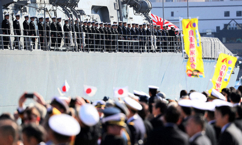見送りを受ける護衛艦「たかなみ」の乗組員ら(奥)=神奈川県横須賀市の海上自衛隊横須賀基地で2020年2月2日、玉城達郎撮影