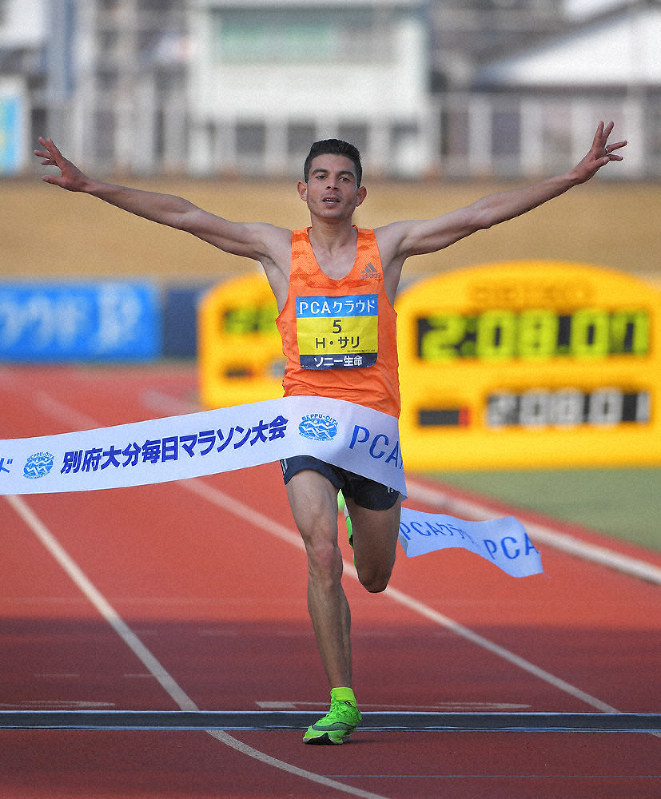 1位でフィニッシュするハムザ・サリ=大分市で2020年2月2日、徳野仁子撮影
