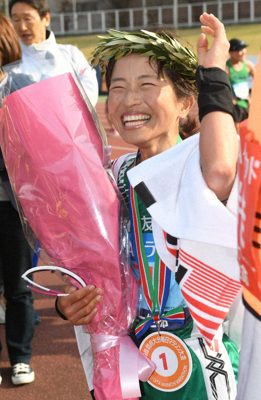 視覚障害選手の部女子1位でフィニッシュし、花束を手に喜ぶ道下選手=大分市営陸上競技場で2020年2月2日、矢頭智剛撮影