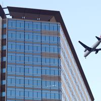 天王洲地区上空を飛んで羽田空港へと向かう旅客機＝東京都品川区で２０２０年２月２日午後５時３分、北山夏帆撮影