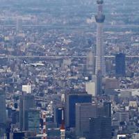 羽田空港の新飛行ルートの実機飛行確認が始まり、都心上空を飛行する航空機＝東京都大田区で２０２０年２月２日午後５時８分、本社ヘリから