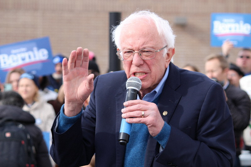 「労働者のための政府と経済を作る」と訴えるバーニー・サンダース上院議員=米中西部アイオワ州シーダーラピッズで2日、高本耕太撮影