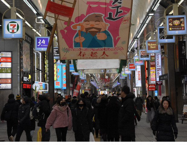 中国人観光客らを迎えるため、春節の装飾が施された商店街=札幌市中央区で2020年1月27日、澤俊太郎撮影
